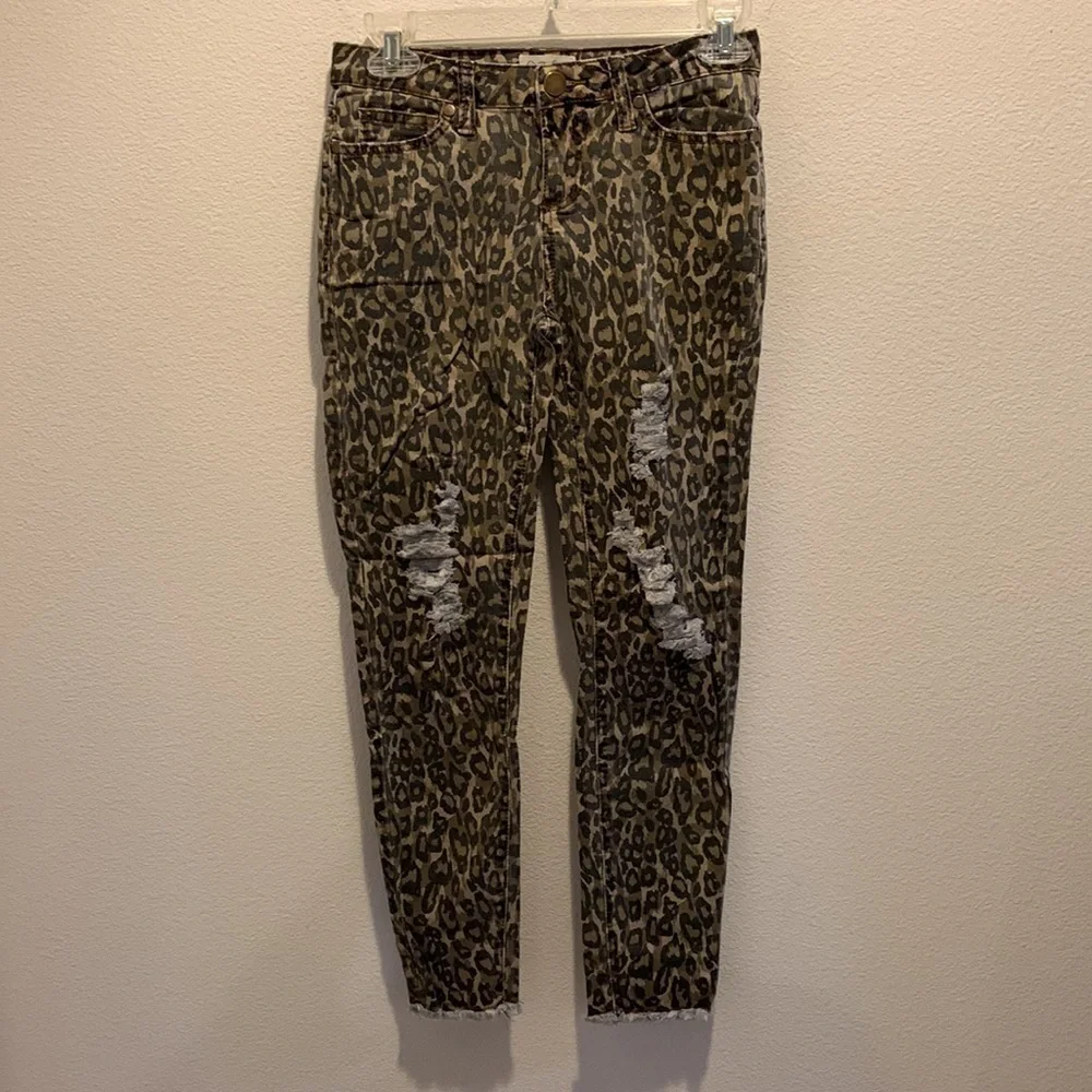 Easel Womens distressed animal print Jeans in size small. Raw hem. Cute!‌‌‌‍‍‍‍‍